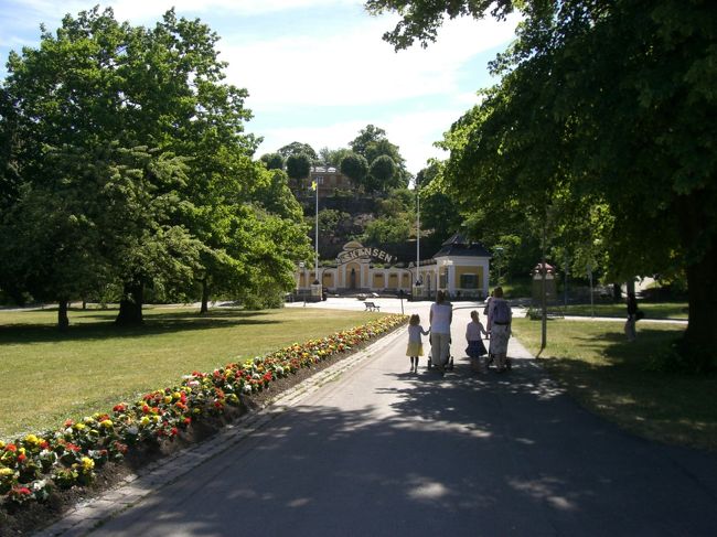 ストックホルムカードでスカンセンへ入場。<br />ここで、ストックホルムカードの期限２４時間終了。<br />このために急いでました。<br /><br />これは、スカンセンの裏口になるみたいです。<br />入場はストックホルムカードでＯＫですけど、<br />ここにあった、ケーブルカーは別料金。<br />なので、歩いて登りました↑↑