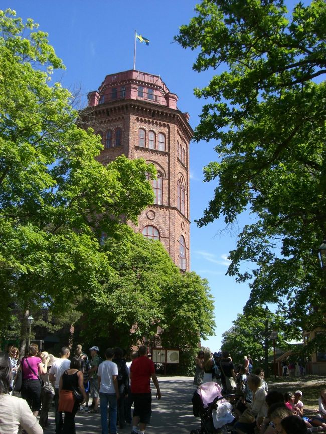 メインの塔・・・国旗がささってる！<br />真ん中あたりまで来たので、<br />そろそろ帰ります。