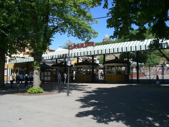 ガイドブックなんかでよく見るスカンセンのメインゲート<br /><br />町の中心まで、たしかトラムがあった！<br />と思って停留所に行くと、<br />一日数本しかない！？<br />うそぉ！？<br />と思って近くで休憩してたバスの運転手の<br />おっちゃんに尋ねてもやっぱりそう。<br />