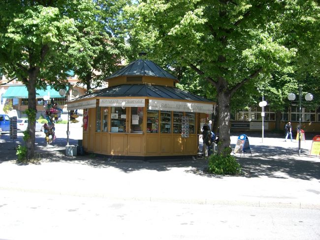 ということで、<br />スカンセンのゲート前のキオスクでバスチケットを購入。<br />似たようなキオスクがいくつかありますが、<br />チケットを売っているのはこれです。<br /><br />ストックホルムカードも終わっちゃったので、<br />バス１回券＝１５Ｋr２枚→一人３０Ｋｒ<br />なんでか１回乗るのに２枚必要なシステム<br /><br />運転手さんに見せるとチケットにハンコを押してくれます