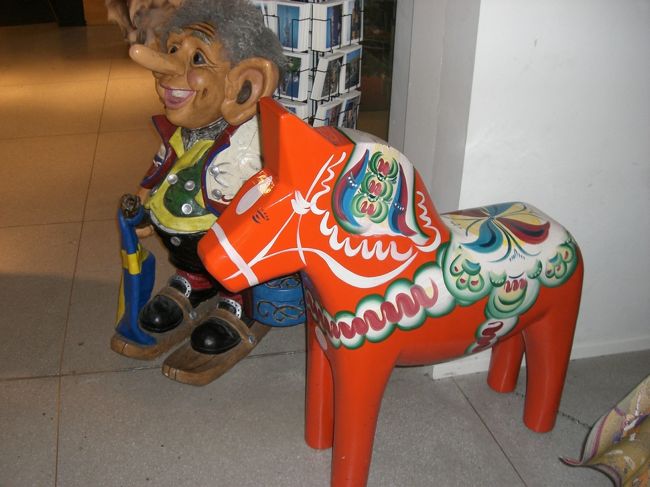 スウェーデン館にはインフォメーションのほか、<br />お土産屋さんや、両替所（ＦＯＲＥＸ）があります。<br /><br />ここでちょこっと両替<br />一万円をスウェーデンクローナとエストニアクローン半分づつとオーダー。<br /><br />￥１０，０００．<br />　　　↓<br />５２７．５０ＳＥＫ<br />　↓　　　　　　↓<br />２６７ＳＥＫ＋２６７．５０ＳＥＫ<br />　　　　　　　　↓<br />　　　　　　　４２５ＥＥＫ<br /><br />ということで<br />一万円は２６７ＳＥＫと４２５ＥＥＫとなりました。