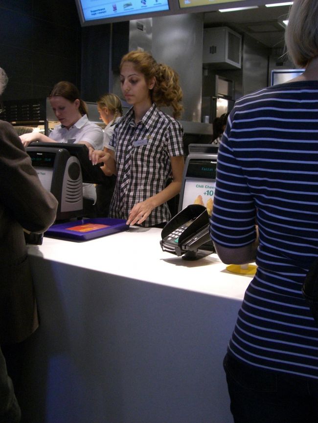 ぶらぶら歩いてセルゲル広場に戻り、<br />お昼ごはんはマクドナルド。<br />制服がかわいい！<br />店内もおしゃれです！<br /><br />これも「北欧トラベル案内」をみて、<br />「スウェーデンのマクドナルドはメニューは一緒だけど、<br />　地域に合わせたインテリアを目指してる」<br />と紹介されて行ってみよう！と思いました！<br /><br />ハンバーガー１０Ｋｒ＝２００円弱<br />ポテトＭ１６Ｋｒ<br /><br />サイズは日本と変わりません。<br />物価高のスウェーデンの中では良心的な価格！<br />でも、日本だったら１００円やんな〜と思うとやっぱり高い