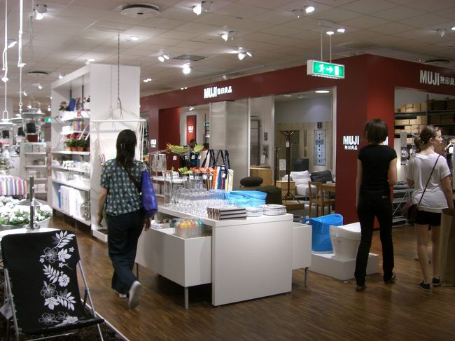 オーレンスシティーの２階には<br />無印良品があります！<br />無印好きなんで、チェック！！<br /><br />日本の値札がそのままついた物がほとんどですが、<br />日本では見たことのない物も売られていました！