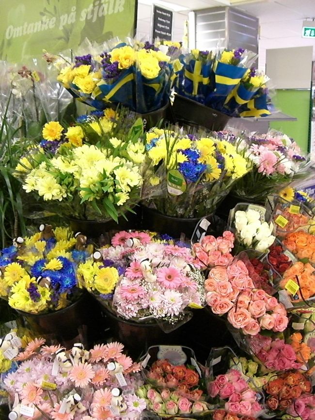 オーレンスシティーの地下は広いスーパー<br />青と黄色のスウェーデンカラーの花束！