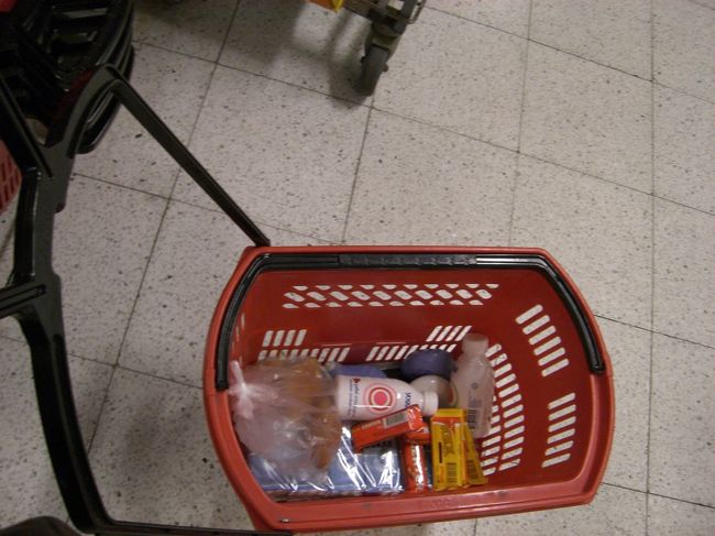 買い物かごは日本のように手に持つことも、<br />床に置いて引っ張ることもできます！