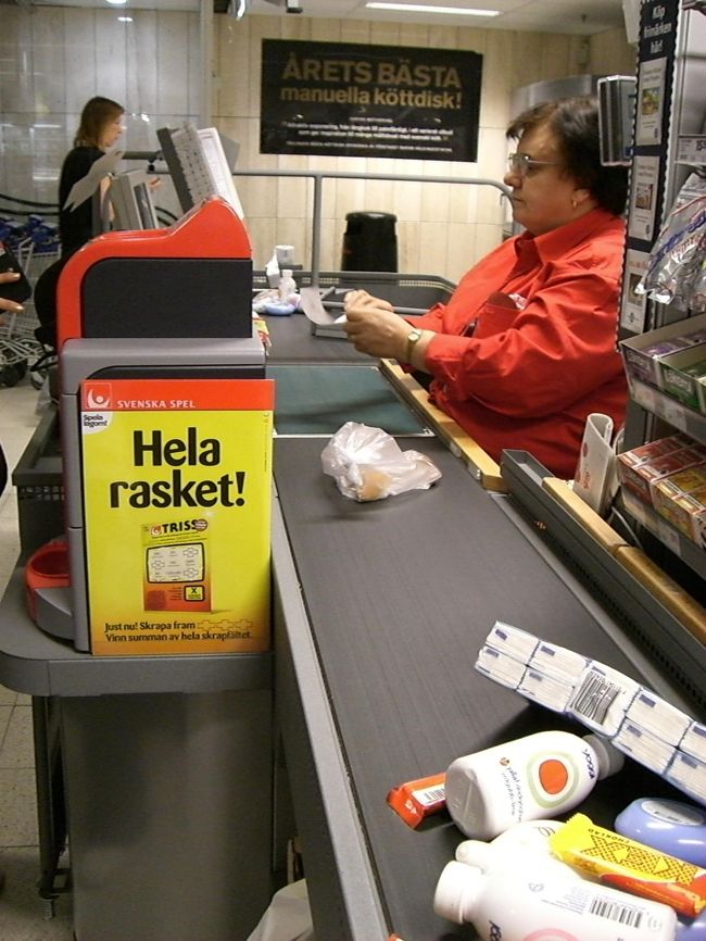 レジではかごから買った物を出して、<br />ベルトコンベアー（？）の上に置きます。<br /><br />現金でのお支払いのとき、<br />なぜか硬貨だけ、この機械に入れるんですけど、<br />一枚づつ入れないと、つまります。