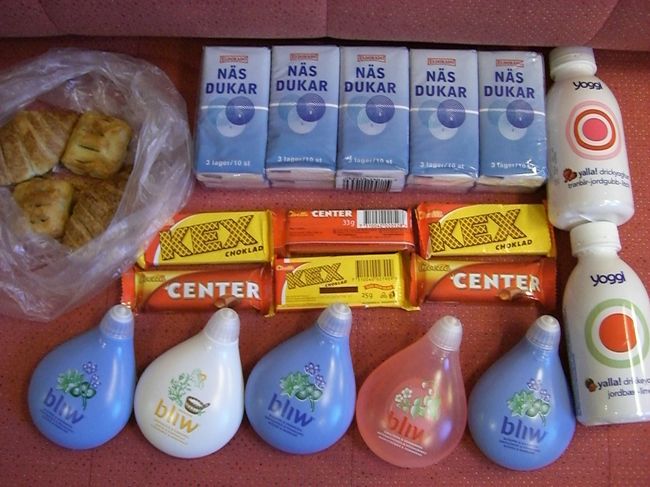 お買い上げの品々<br />・ミニパン・・・４つで１０Ｋr<br />・ティッシュ・・・１０個入り７．９０Ｋｒ<br />　　　日本のポケットティッシュとちょっと違うんで<br />　　　バラマキお土産用に<br />・チョコバー・・・３個セット１０Ｋr×２セット<br />・Ｙｏｇｇｙ・・・１２．９５Ｋｒ×２本<br />・ｂｌｉｗ・・・１２．９０Ｋｒ×５個<br />　　　かわいいしずく型デザインのハンドソープ<br />　　　泡立ちも香りも気に入ってます