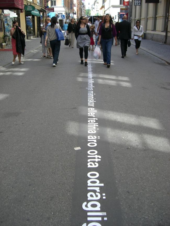 オーレンスシティーを出て、<br />まっすぐ上がっていくとホテルに着きます！<br />足元を見ると中央ラインが白線と思ってたら、<br />文字が書いてる！！<br />読めないけど・・・。