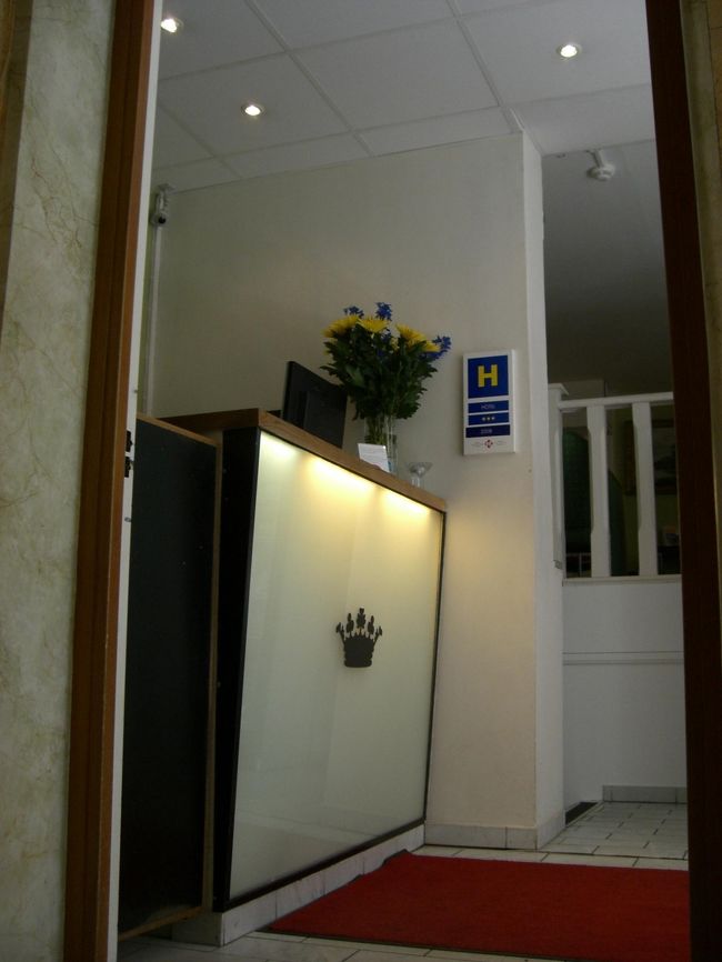 ホテルにお別れです！<br />ちっちゃなフロントにも、<br />スウェーデンカラーのお花☆<br />スタッフは女性しか見かけませんでしたが、<br />みんなとても親切でした。<br />レトロなエレベーターもお気に入り！！<br />お部屋もシンプルで、２晩違うお部屋になりましたが、<br />それぞれ全然雰囲気が違って楽しめました！<br />お友達の家に泊まりにきた。<br />そんな感じのホテルでした♪