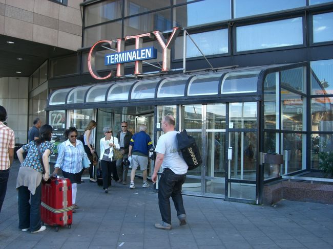 タクシーに乗って、<br />シティーターミナルという<br />バスターミナルへ