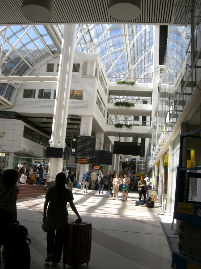 フリハムネン港行きのバスがあると聞いたので。<br />インフォで聞いてみたら、<br />ＳＬバス（市バス）ならあっち。<br />と教えてもらえたんですけど、<br />事前にＳＬバスのバス停から港まで５分歩かないといけない。<br />と聞いてました。<br />荷物が重いので、ちょっと高いけど、<br />便利な私営バスを探します。