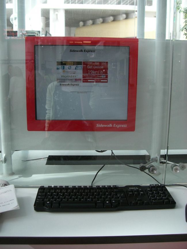 バスが見当たらない・・・<br />のでネットで探してみることに。<br />１時間１９Ｋｒから利用できます。<br />券売機にお金を入れるとＩＤとパスワードが<br />書かれたチケットが出てくるので、<br />ログインをして使います。<br /><br />ちなみにおつりは出ないみたいで、<br />２０Ｋｒ分のチケットを買いました。<br /><br />で、ネットに挑戦するも、<br />文字化けったりで結局わからずじまい。<br /><br />はぁ〜。ってなったら、<br />「飛行機の時間を確認したいから、<br />　ちょっとだけ貸して。」<br />ってギャルなスウェーデンっ子に頼まれて、<br />ＰＣを貸してあげました。<br />どうせ１時間もＰＣ使わなくて余っちゃうからね。<br />「どこから来たの？」ってとてもフレンドリーに<br />話しかけてくれて、<br />「日本だよ！」って言うと、<br />「ペキン？トウキョウ？」って<br />知ってるアジアの地名を一生懸命言ってくれました！<br />Ｂｙｅ−ｂｙｅしてからも遠くから<br />「サンキュー！ジャパーン！！バァ〜イ！！」<br />って手を振ってくれて、かわいかった♪