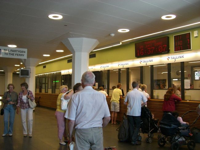 チェックイン！<br />バウチャーを乗船券に。<br />乗船券には部屋番号が書かれていて、<br />銀行ＡＴＭの振込カードみたいな<br />固い紙のカードです。<br />ルームキーも兼ねています