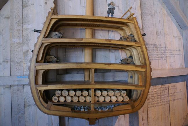 これは船の断面<br />戦艦は4層構造で、3、4階に重量のある大砲を並べ、頭でっかちだったとか・・・<br />見るからに安定が悪そう。