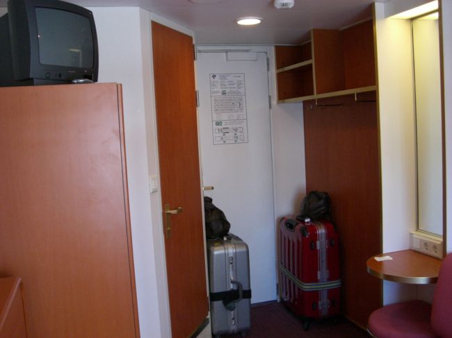 部屋に荷物を置いて、