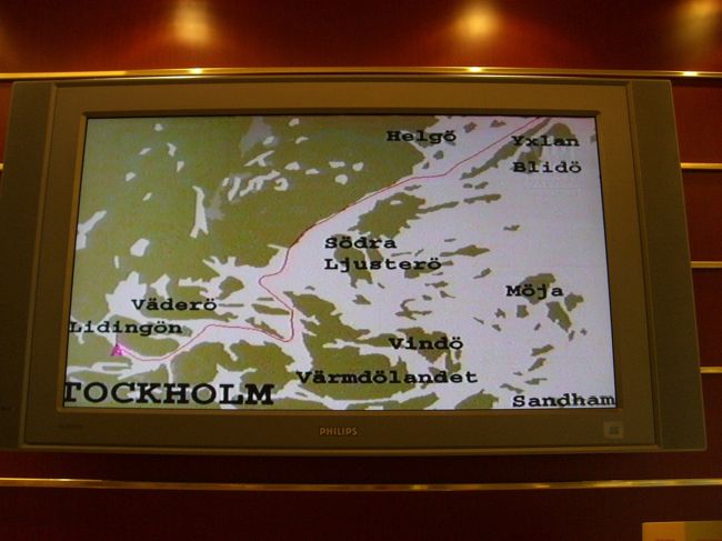 船内をウロウロ<br /><br />インフォメーションのモニターで<br />現在地がわかります！<br />スウェーデンって、小さい島がいっぱい！