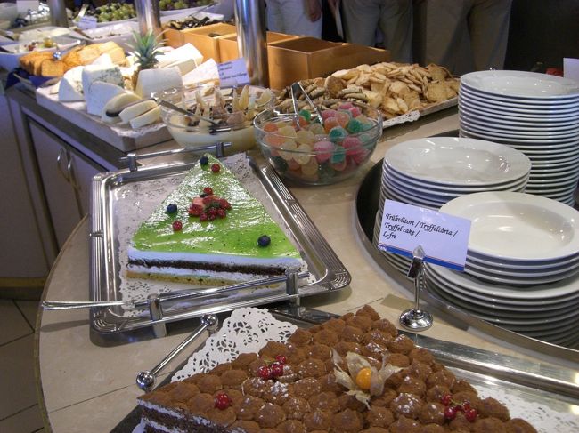 夜ごはんのバイキングの予約をしよう！<br />と思ったら、<br />開店前のレストランのたくさんの人の流れに乗って、<br />予約でなくて、そのまま入ってしまいました。<br />一人２５７．５０Ｋｒ<br />コーヒー・紅茶以外の飲み物は別料金です。<br />高いけど、種類も多くて、<br />めっちゃテンションあがります↑↑