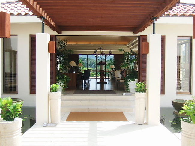 ホテルエントランス<br /><br />車はバレーサービスで！<br />こちらのホテルはホテルの敷地内に宿泊ゲスト以外が入れないように車には宿泊者の車と分かるようにダッシュボード上に目印の紙が置かれてました。<br />