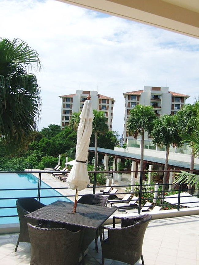 レセプションからは屋外プールと宿泊棟が見えま〜す。