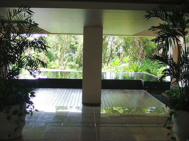 １階エレベーターホール<br /><br />写真は涼しげですが実はメチャ暑かったんです・・・