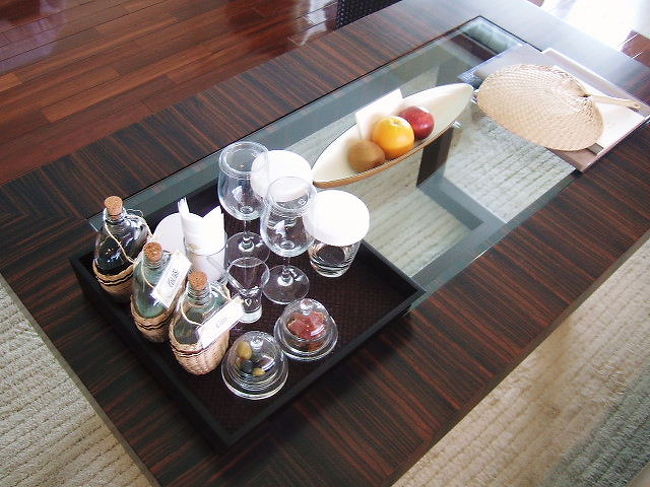 テーブルの上にはウエルカムフルーツ（オレンジ・キウイ・パッションフルーツ）<br /><br />さらに３種類のアルコール＆ジャーキーやミミガー、ドライフルーツなどのオツマミの用意。<br />マジ嬉しいんですけど〜〜〜〜♪<br />