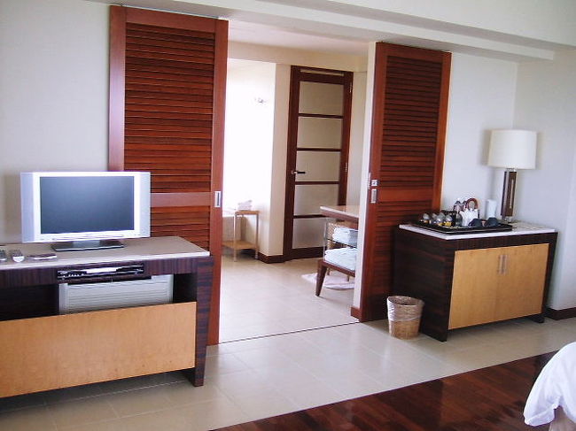 ソファーから見たバスルーム方向<br /><br />テレビ＆カウンター