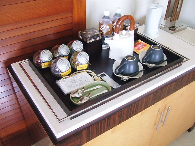 カウンターの上にはハーブティー５種類とコーヒー類が置かれてます。<br />もちろん無料♪<br />海洋深層水入りのミネラルウォーターも１人１本のサービス。