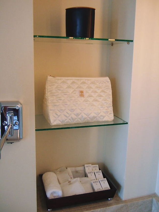 アメニティーとドライヤー<br /><br />今回「女性２名での宿泊」と伝えてありましたので、アメニティーは女性用２名分が用意されてました。<br /><br />このようにホテル側に伝えてあっても、男性用と女性用の用意しかしてない所って多いんですよ〜<br />こちらのホテルはきめ細かいサービスが印象的でした。