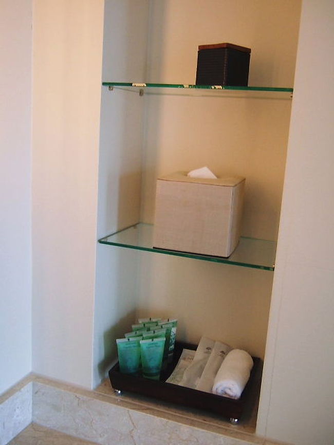 もう一方のシンク横にはバスアメニティーたち。