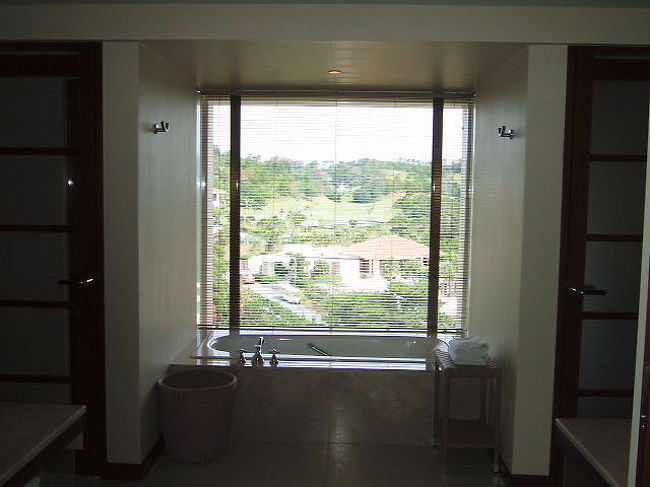 バスタブにつかりながらの景観はレセプションハウス方向。