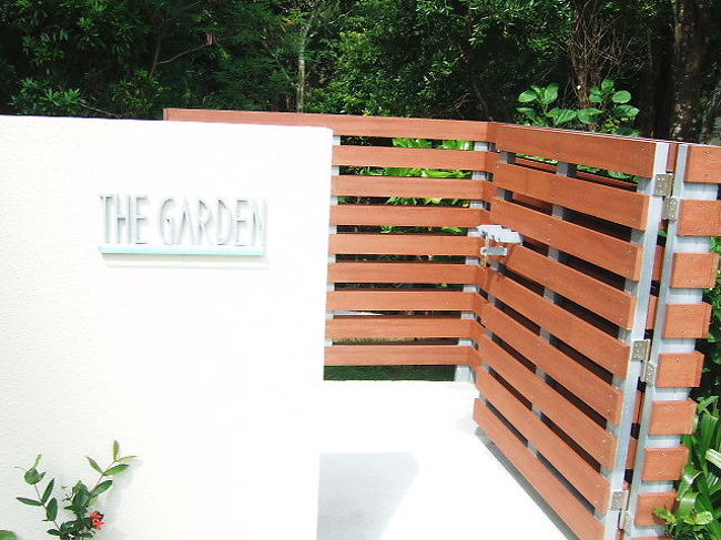 宿泊棟の直ぐ隣には「ザ・ガーデン」への入り口<br /><br />果樹園を造成中なんですって〜<br />PM3:00〜PM5:30まで東屋でセルフでお茶とお菓子が用意されてます。<br /><br />早速行ってみましょう〜<br /><br />（AM10:00〜PM5:30の開園）<br />