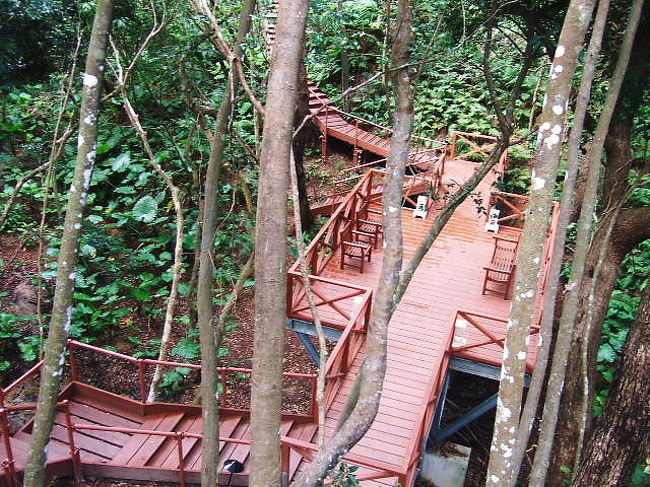 果樹園までの通路は写真のような感じ。<br /><br />意外にも遠い？<br />暑かったのもありますが、エステの時間まで戻って来れない距離でしたので諦め・・・<br /><br />カルチャープログラムの「おきなわ三線」「ヨガ」もガーデン内の東屋で行われます。