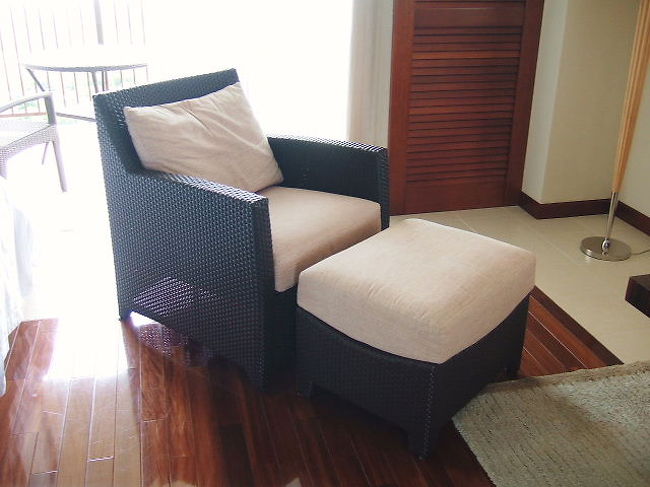 オットマン付きのチェアー<br /><br />座り心地が最高！！！<br />の〜んびりお部屋で寛ぐ時間が少なかったのが残念・・・