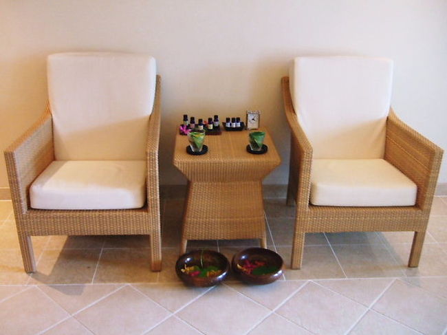 お部屋に入りました〜<br /><br />施術台の近くの椅子に座ってウエルカムドリンク＆オイルを選びま〜す。