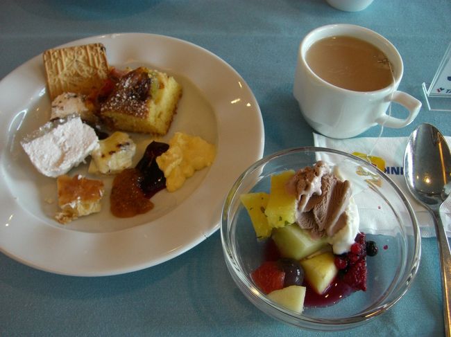 根性の３皿目はデザート盛り。<br /><br />ここでギブアップ。<br /><br />しかし欧米人のブッフェでの<br />料理の盛り方はすごい。<br />サーモンなんかは、<br />１リットルの牛乳パックサイズで<br />み〜んなお皿に盛っていきます。