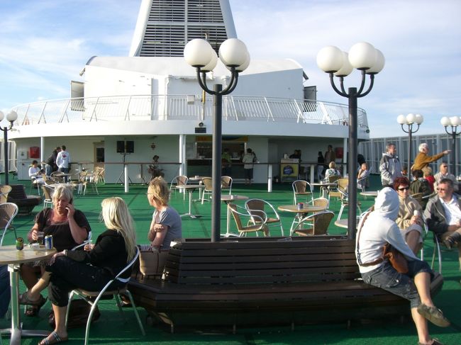 みんな思い思いに過ごしてます。<br />港を出て、森を抜けて・・・<br />夕陽を眺めて・・・<br /><br />ただ、<br /><br />すごくサブいです。<br />っていうより、<br />風が強すぎです！！