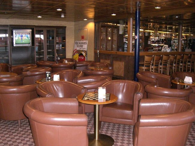 なので船内見学。<br />スポーツバー