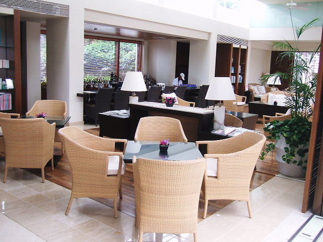 ディナーの予約時間までは１時間くらいしかないのでプールサイドの席で座ってると、スタッフの方が「何かお飲み物をお持ちしましょうか」と声を掛けてくださいました。<br /><br />ここでのティータイムサービス（無料）は14時30分〜18時<br />18時10分過ぎでしたが臨機応変な対応に嬉しくなりました＾＾