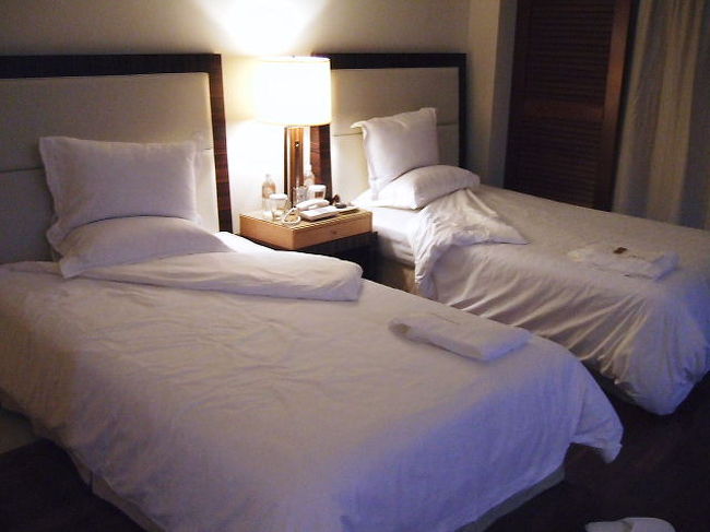 化粧を直さねば！って事で一旦お部屋に戻りま〜す。<br /><br />ターンダウンが終わってました。<br />ナイトチョコ＆明日のお天気が書かれた紙が置いてありました。<br /><br />カーテンが閉められてるのでお部屋は薄暗いですが、外はまだまだ明るいんですよ〜<br /><br />