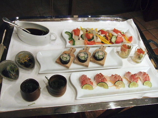 オードブルはトレーサービス♪<br /><br />お好きなものをお好きなだけ〜〜〜<br />もずく、野菜サラダなどなど。。。<br />どれも美味しかったです。