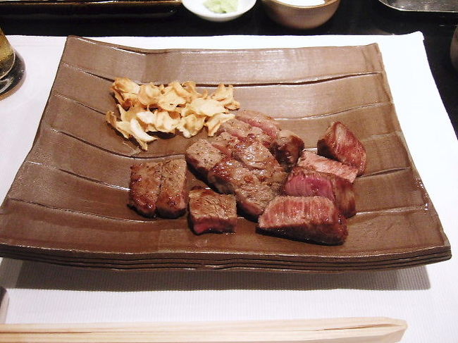 サーロインとフィレに自家製揚げニンニクを添えて。<br /><br />娘はミディアム、私はミディアムウェルダンで！<br />お肉が柔らかぁ〜〜