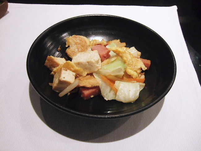 日替わりチャンプルー<br /><br />本日は麩チャンプルーでした。<br />お腹がいっぱいなのでお断りしましたが「せっかくですから残しても構いませんから味見してみて下さい」って言って下さいました。<br />あっさり系で美味しかったですが、本当に味見程度しか食べられなくってごめんなさい・・・<br /><br />