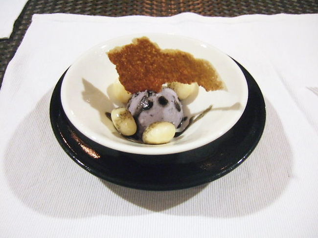 デザートはソファー席に移動して頂きます。<br /><br />紅茶かコーヒー付き。<br /><br />お店の雰囲気も好いですし、何より美味しかったです♪