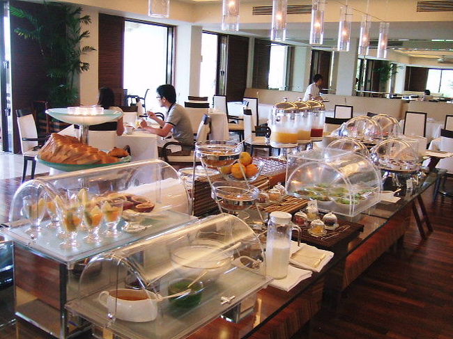 小さなお皿に盛られてるものが多いので取り易いですし、あまり混みあうこともありません。