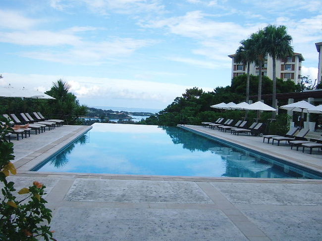 プールサイドのレストランなので気分も清々しい〜<br /><br /><br /><br />今日は古宇利島へ向います。<br />レストランスタッフお薦め「沖縄のウニ」を求めて〜〜〜