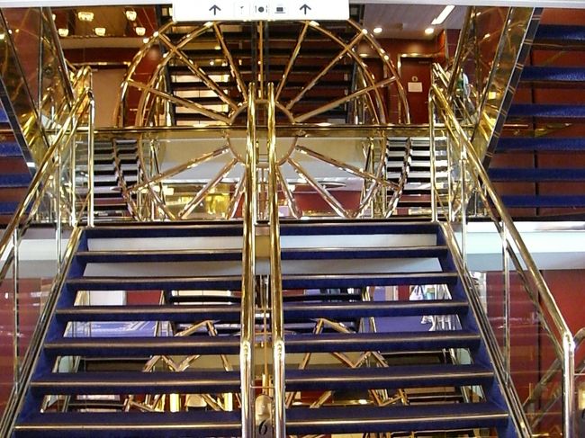 キンピカでまぶしい、階段