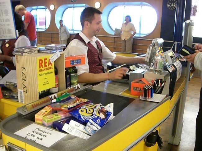 免税なんで、もちろんレジではパスポートチェック！<br />パスポートを見て、私たちが日本人だと知った<br />レジのお兄ちゃん、<br />「クロサワタケシって知ってる？<br />　クロサワタケシのジーンズを持ってるねん！<br />　めっちゃかっこいいし、気に入ってる！<br />　クロワサ〜タケシ〜♪<br />　クロサワ〜タケシ〜♪」<br />って上機嫌。（和訳したら関西弁になったけど、英語です）<br /><br />日本に帰って来て、ネットで検索してみたけど、<br />クロサワタケシのジーンズって見当たらない。<br />世界の黒沢明と北野武を足して割ったような名前やねぇ。<br />誰かご存じでしょうか？