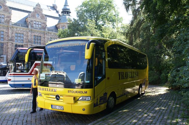 バスは北方民族博物館の前に駐車中。<br />運転手さんもバスと同じ黄色のシャツを着ています。<br />やっぱり、スウェーデンカラーなんですね〜。<br /><br />これから市庁舎に行きます。