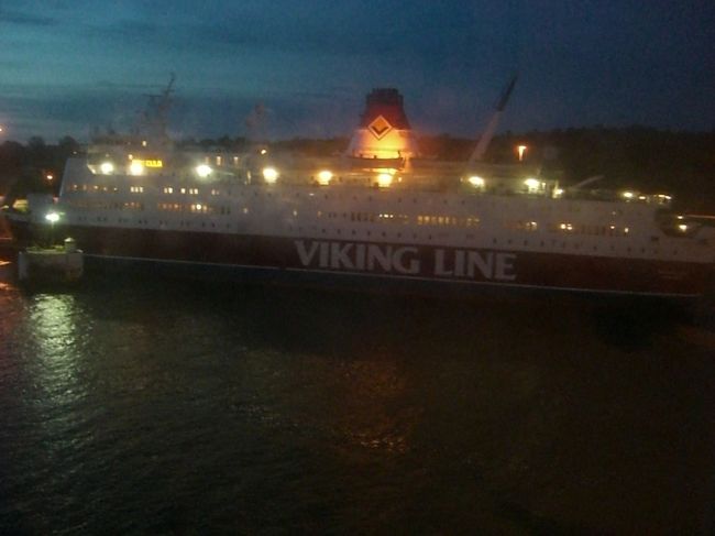 夜中の１時前くらいかな。<br />な〜んとなく目が覚めて外をみたら、<br />どこかに泊まってました。<br />バイキングラインの船も停まってます。<br />かなり寝ぼけて撮りました。