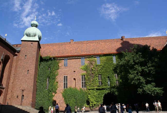 重厚な木の扉から入って、中庭から写したところ。